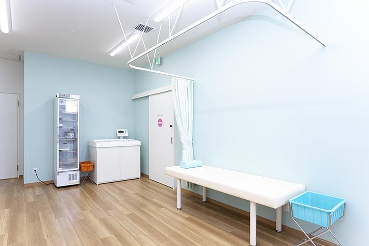 処置室では赤ちゃんの計測や吸入などの処置をおこないます。